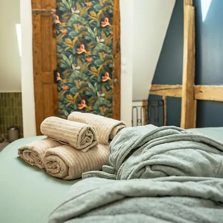 Holiday home Piscine Chauffee, Centre, Maison Atypique *